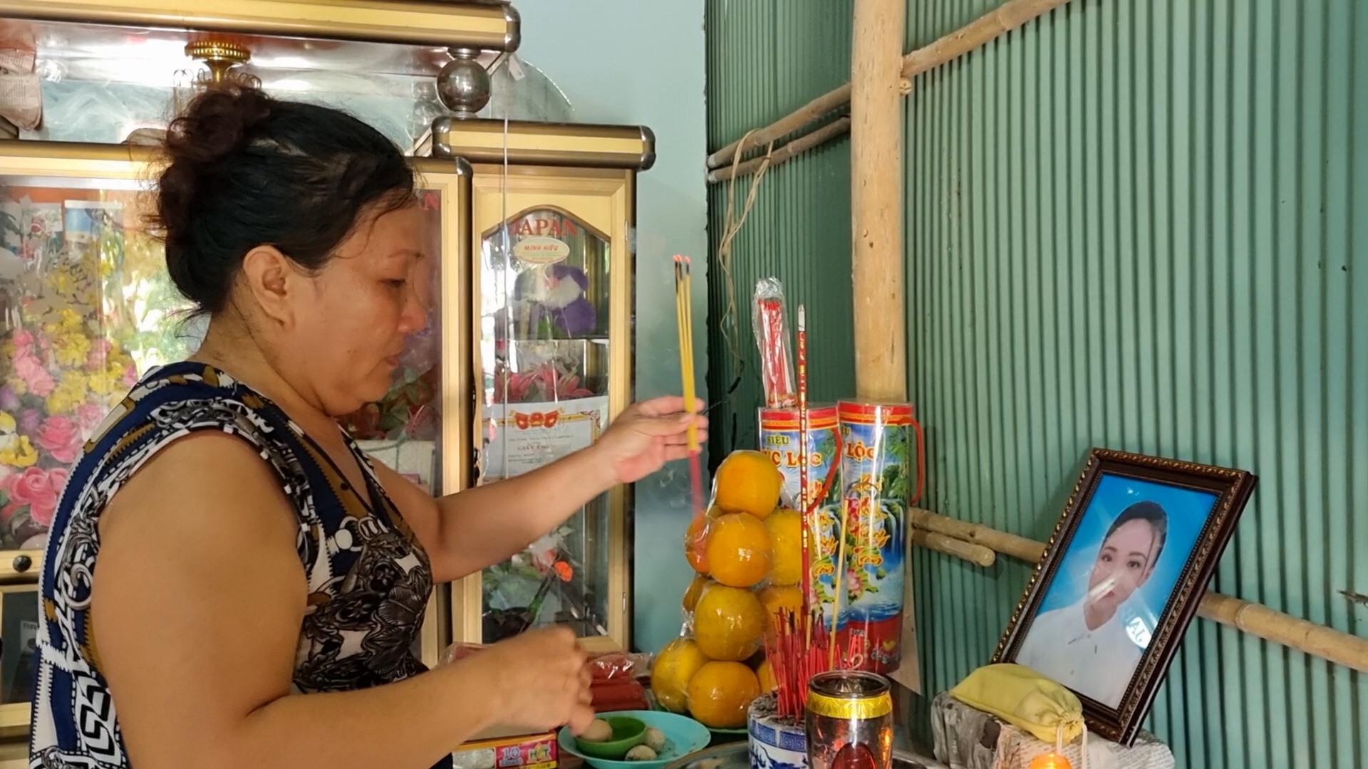 Mẹ của nạn nhân Dương Thị Kim Dung thấp nhang cho con