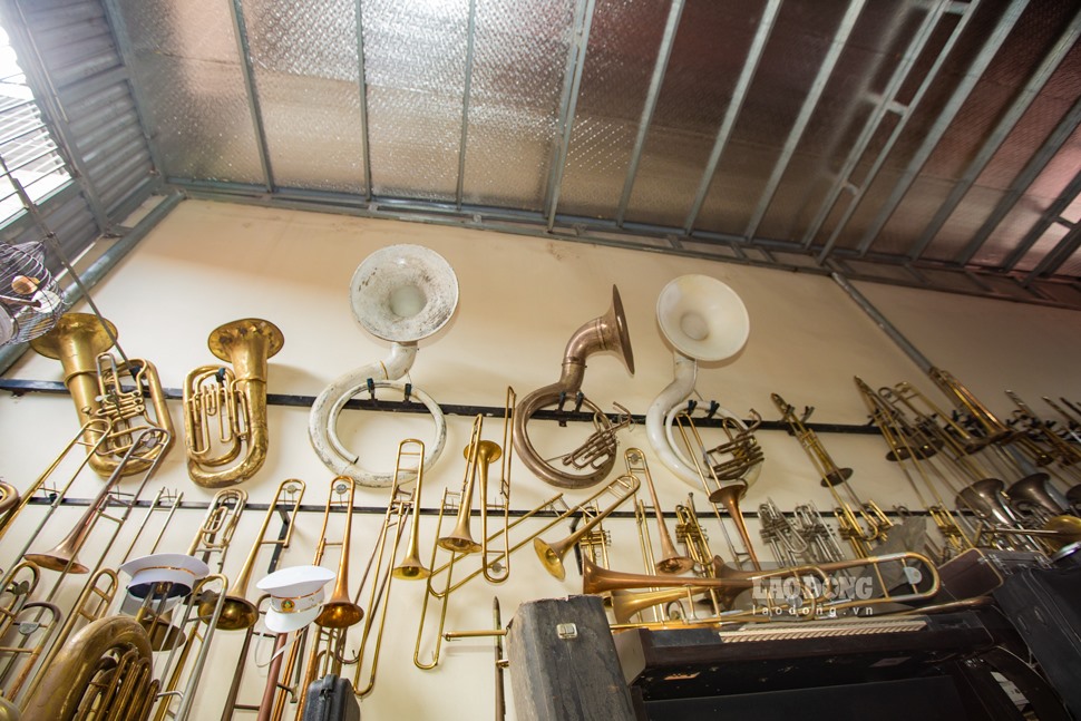 5 Đến nay, những người nặng lòng với kèn như nghệ nhân Nguyễn Văn Cường có thể làm đến hàng chục loại kèn như Clarinet, Saxophones, Trumpet, Alto Saxophones, Trombone, Baritone, Bass, Tubas… đặc biệt là chiếc Helicon cho âm trầm đáng nể.