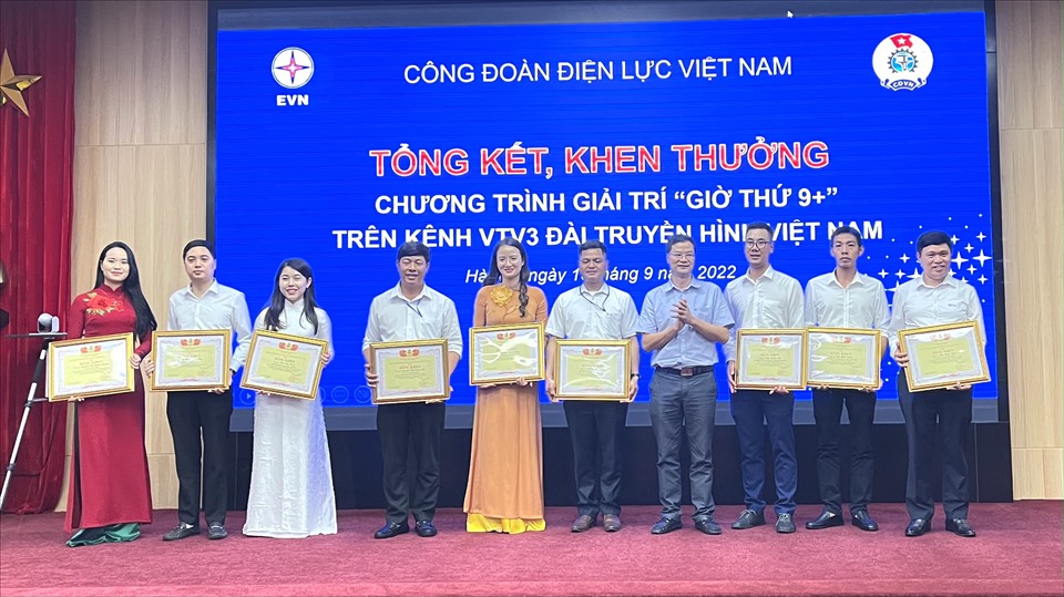 Lãnh đạo Công đoàn Điện lực Việt Nam trao bằng khen cho các cá nhân tham gia Chương trình giải trí “Giờ thứ 9+“. Ảnh: Hà Anh
