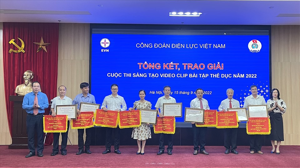 Đại diện lãnh đạo Công đoàn Điện lực Việt Nam và Tổng cục Thể dục - Thể thao trao bằng khen và cờ cho các đội tham gia cuộc thi sáng tạo video clip bài thể dục. Ảnh: Hà Anh