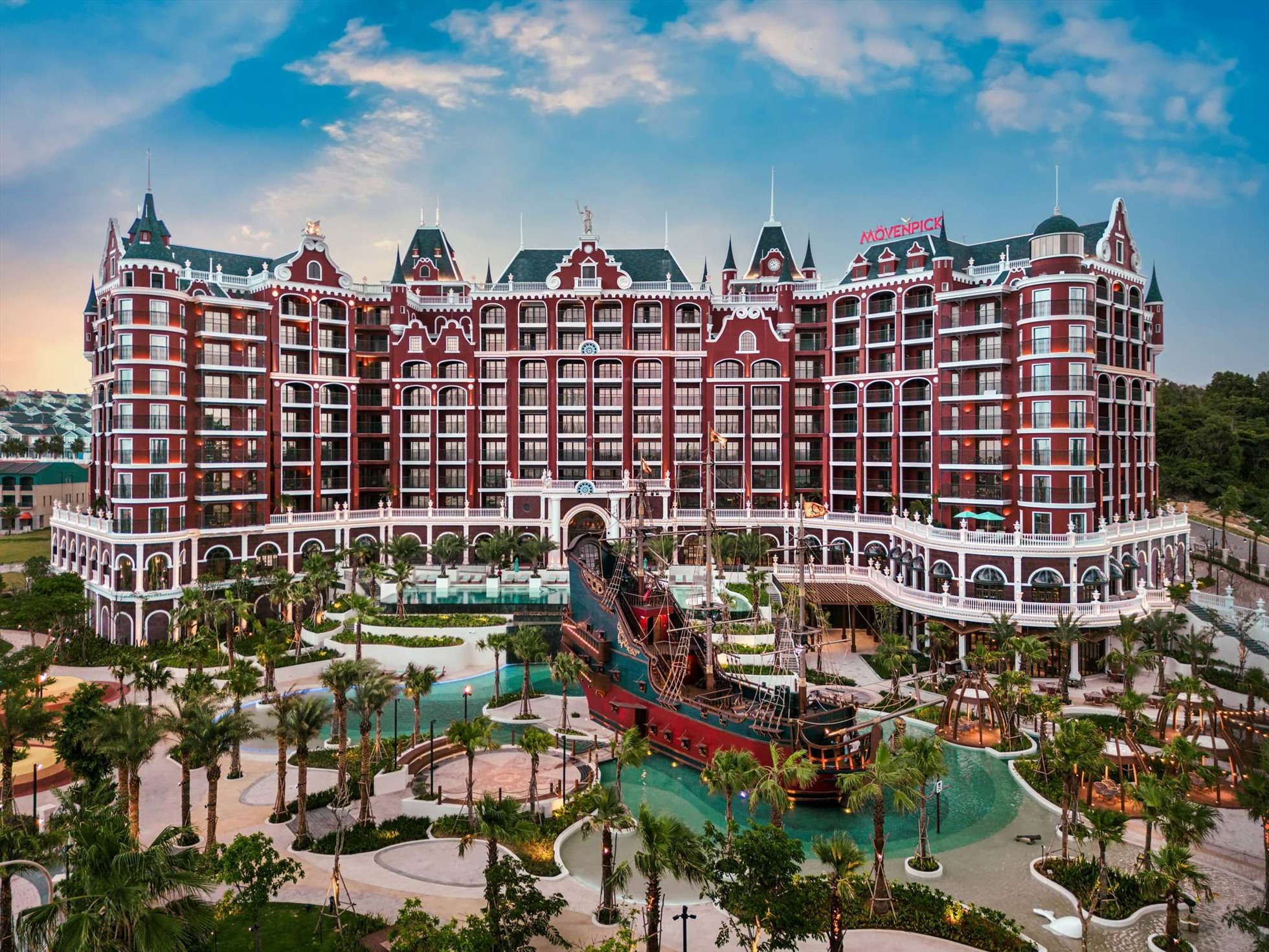 Movenpick Resort Phan Thiết là khu nghỉ dưỡng độc đáo tọa lạc tại NovaWorld Phan Thiết, mới khai trương vào tháng 9.2022. Ảnh: Nova Group
