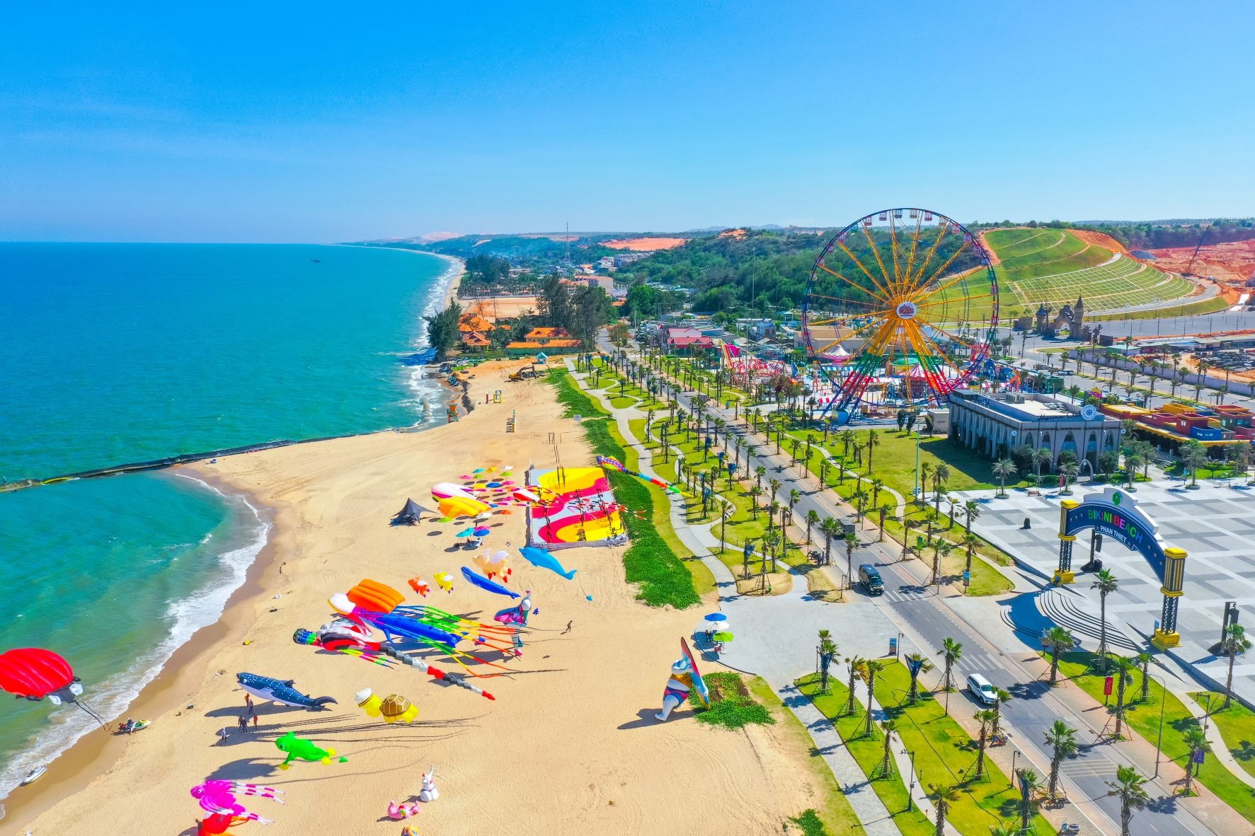 Khách sạn thuộc khu siêu thành phố biển NovaWorld Phan Thiết nên du khách có thể dễ dàng khám phá khu vui chơi, giải trí với nhiều tiện ích đa dạng như trung tâm thương mại, khu ẩm thực đến khu vực thể – dục và thể thao, khu chơi trẻ em, khu chức năng khác như du lịch nghi dưỡng, khu công – viên, quảng trường, khu shophouse, khu nhà ở, biệt thự biển… Ảnh: Novaland