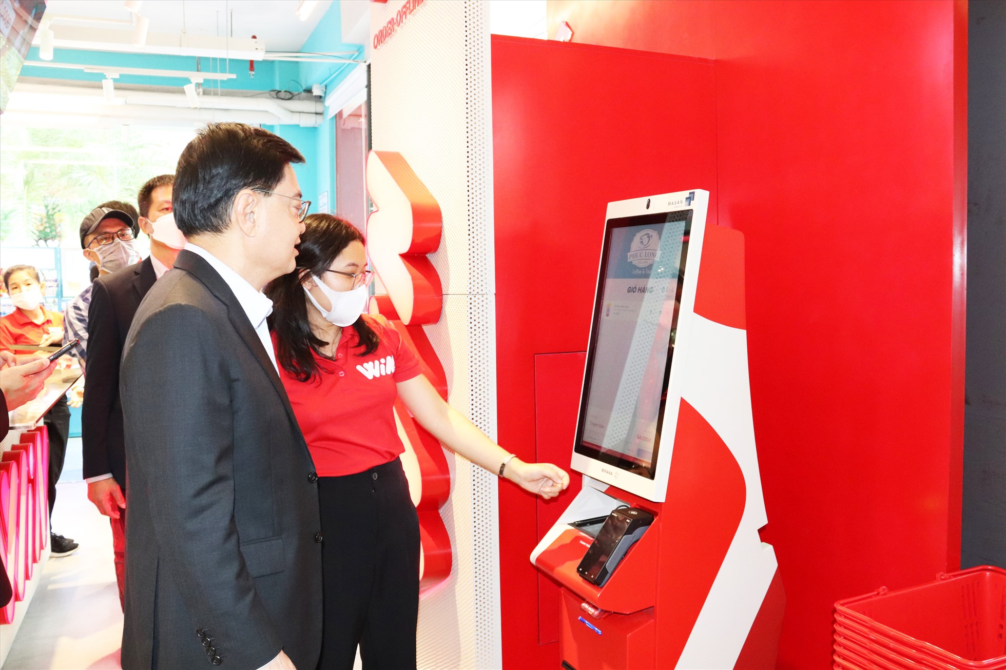 Phó Thủ tướng Singapore Heng Swee Keat trải nghiệm kiosk thanh toán tự động tại khu vực Ozone bên trong cửa hàng WIN.
