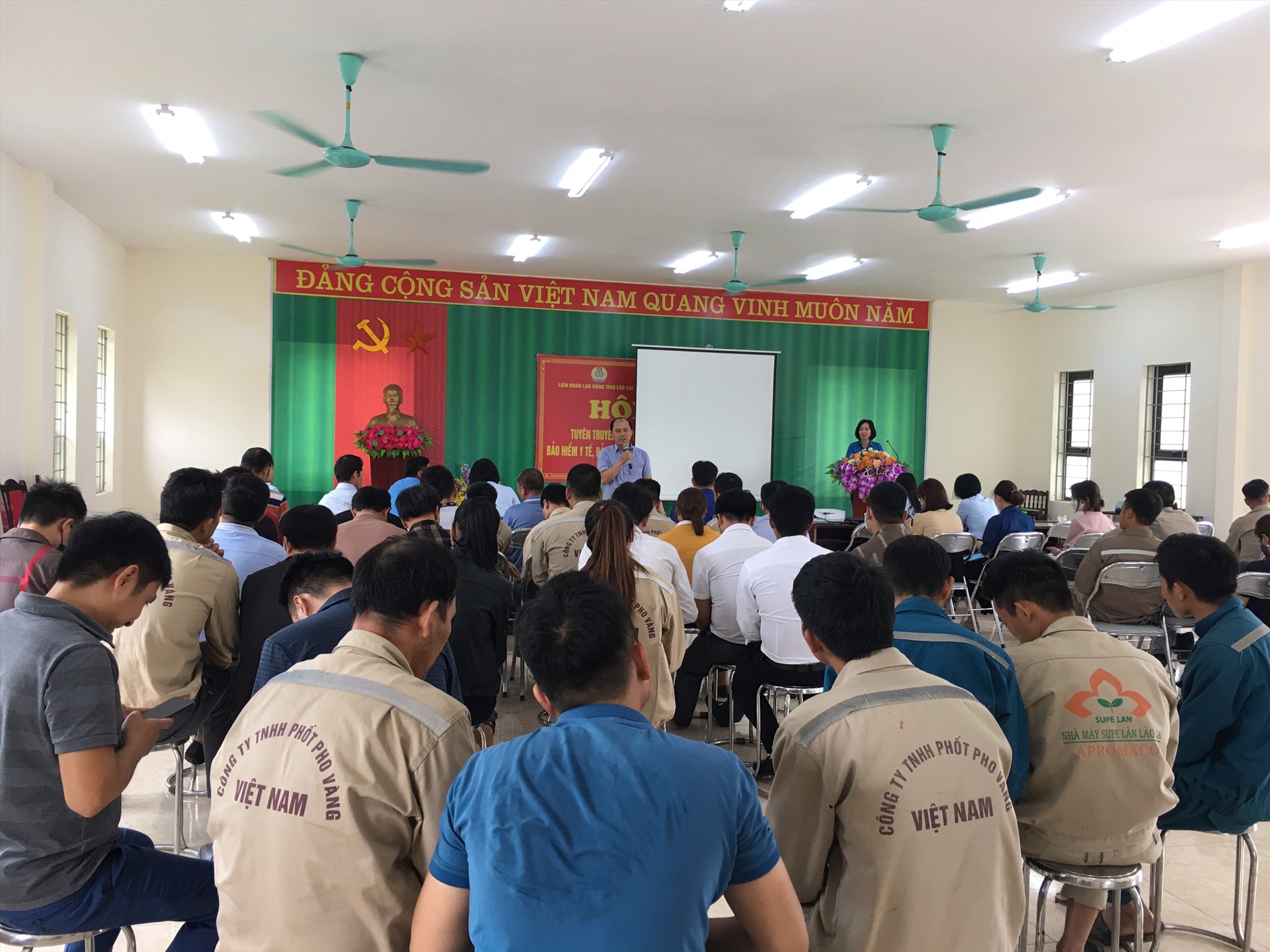 Người lao động trong doanh nghiệp trên địa bàn huyện Bảo Thắng, tỉnh Lào Cai được giải đáp những vướng mắc tại hội nghị.