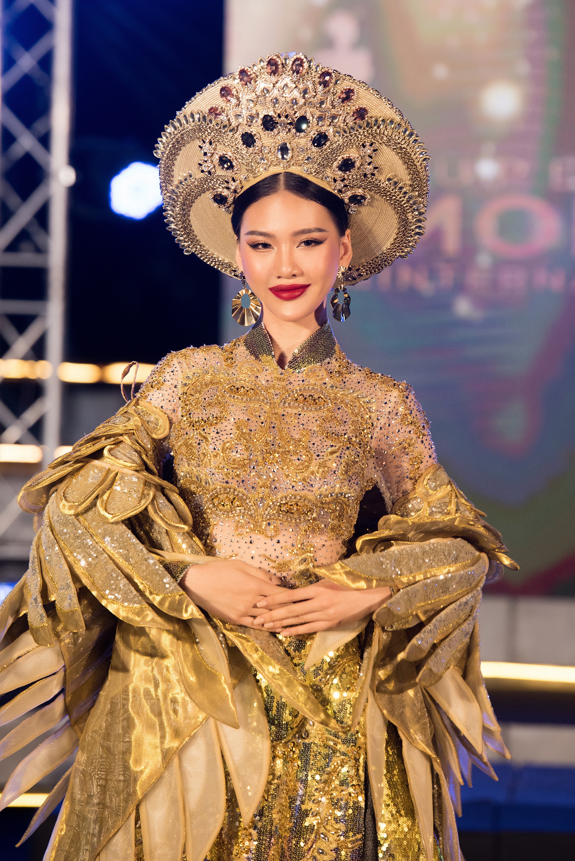 Bùi Quỳnh Hoa mang áo dài đến đêm chung kết “Super Model International 2022”. Ảnh: BTC.