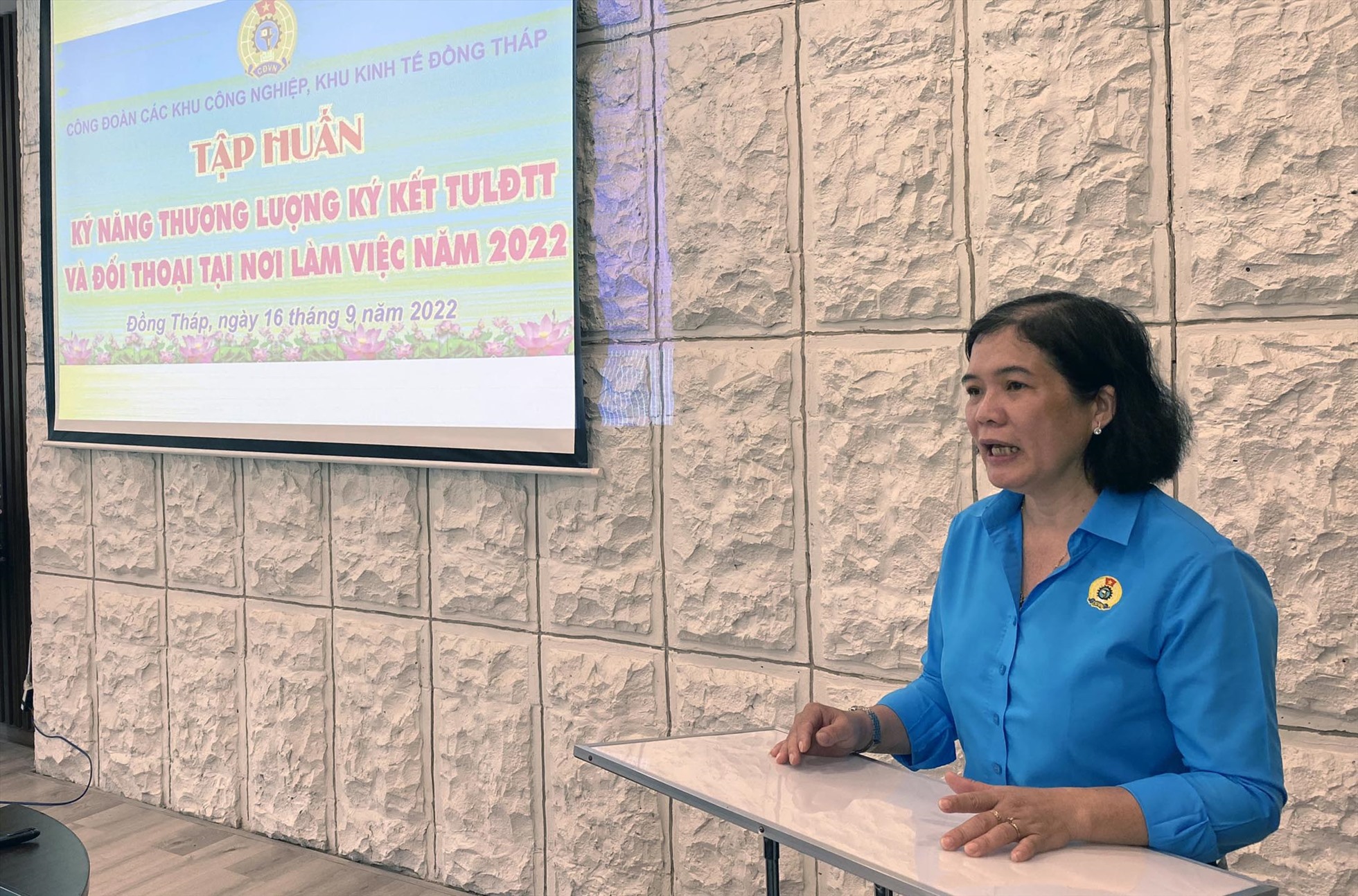 Bà Nguyễn Thị Thủy Tiên, Chủ tịch Công đoàn các khu công nghiệp, khu kinh tế Đồng Tháp phát biểu khai mạc hội nghị tập huấn. Ảnh: TN