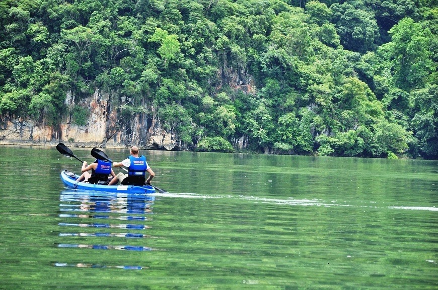 Trải nghiệm chèo thuyền Kayak ở hồ Ba Bể. Ảnh: Du lịch hồ Ba Bể