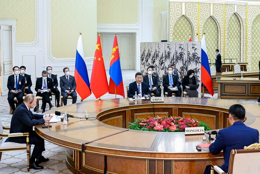 Chủ tịch Trung Quốc Tập Cận Bình, Tổng thống Nga Vladimir Putin và Tổng thống Mông Cổ Ukhnaa Khurelsukh hội đàm tại hội nghị thượng đỉnh SCO ở Uzbekistan, ngày 15.9.2022. Ảnh: Xinhua
