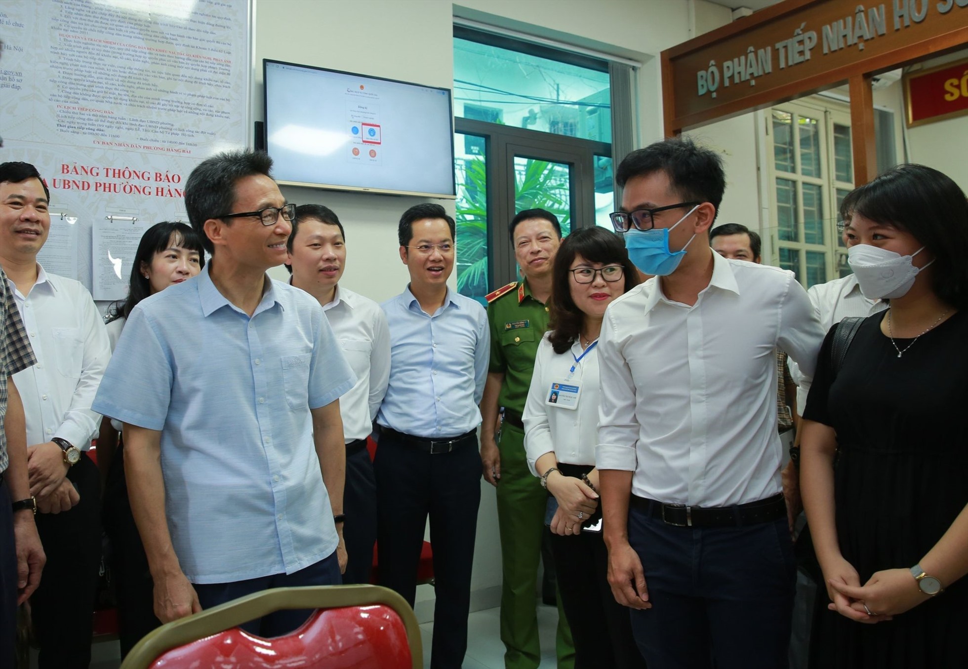 Trước đó, sáng cùng ngày, Phó Thủ tướng Vũ Đức Đam đã kiểm tra việc thực hiện Đề án 06 tại trụ sở UBND phường Hàng Bài, quận Hoàn Kiếm.