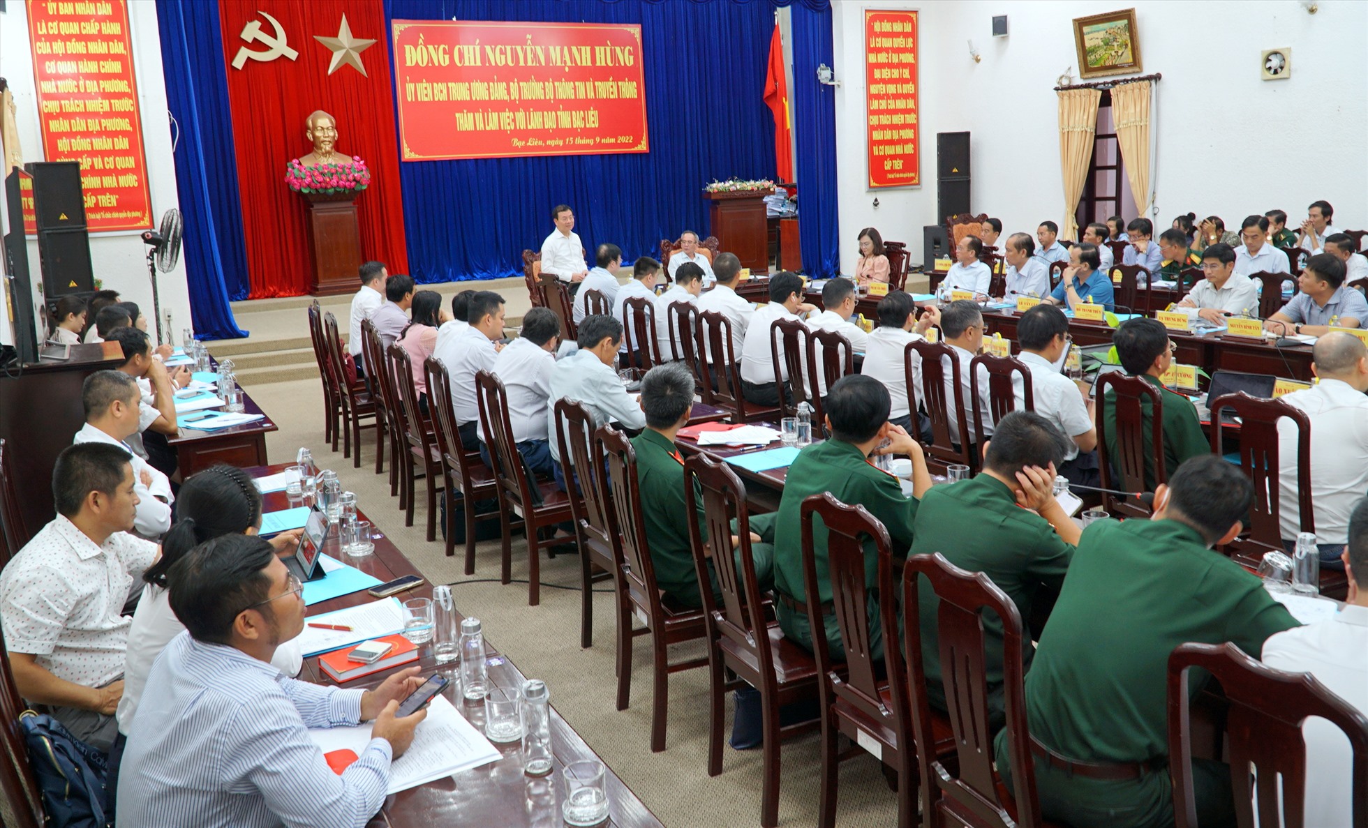 Bộ trưởng Bộ Thông tin Truyền thông Nguyễn Mạnh Hùng làm việc tại tỉnh Bạc Liêu. Ảnh: Nhật Hồ