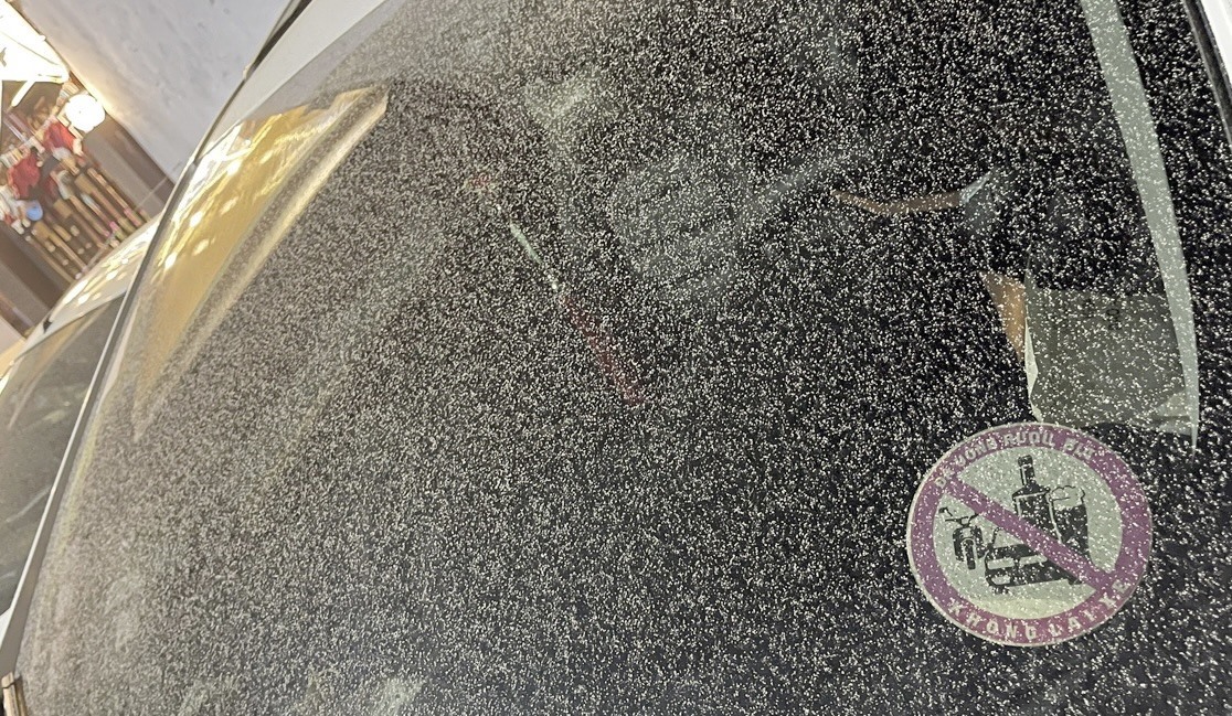 Bụi trắng phủ kín kính ô tô của người dân TP. Tuyên Quang tối 12.9.