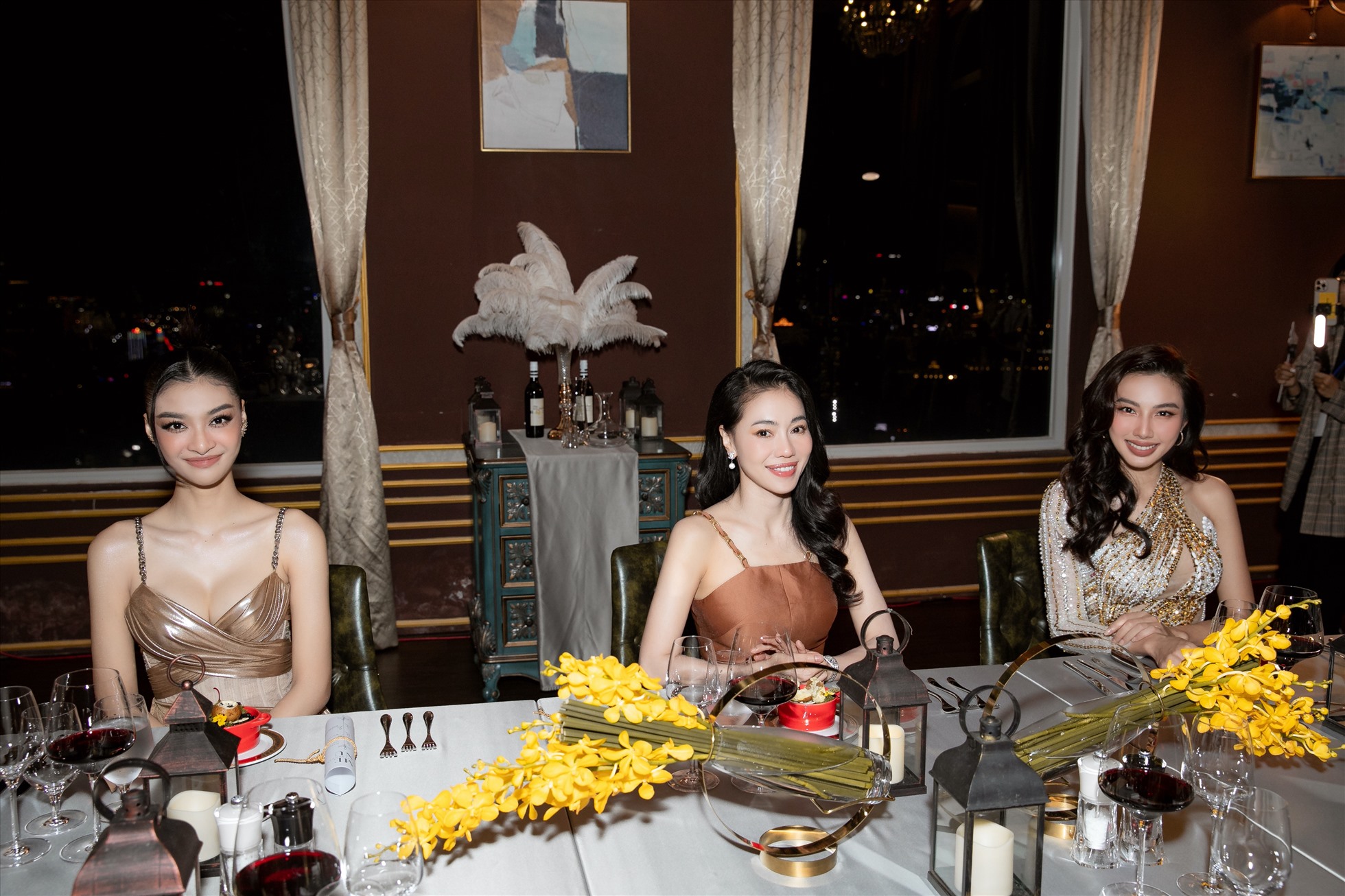 Trong một bữa tiệc tối bà trùm Hoa hậu Phạm Kim Dung, Hoa hậu Thuỳ Tiên, Á hậu Kiều Loan và top 5 thí sinh ấn tượng đã có những chia sẻ và trải lòng để hiểu nhau hơn. Ảnh: BTC.