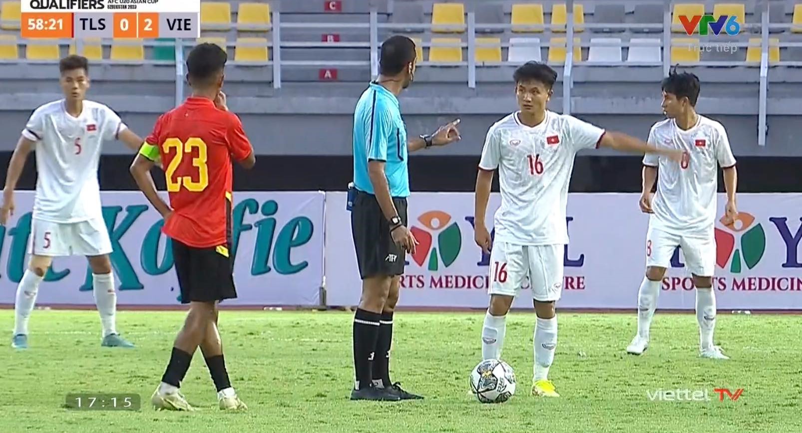 U20越南隊努力尋找第三個目標。照片：CMH