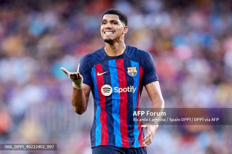 Araujo là trụ cột nơi hàng thủ của Barcelona. Ảnh: AFP