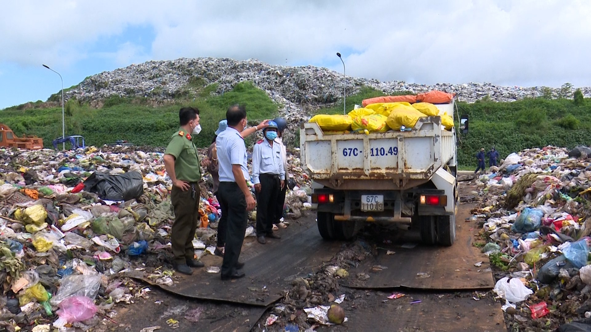 Hội đồng tiêu hủy thực hiện tiêu hủy hơn 6,5 tấn chả chay có chứa hàn the. Ảnh: NT