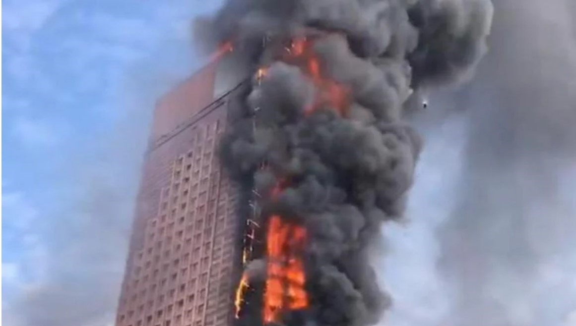 Vụ cháy lớn xảy ra tại tòa nhà của công ty viễn thông nhà nước China Telecom. Ảnh chụp màn hình