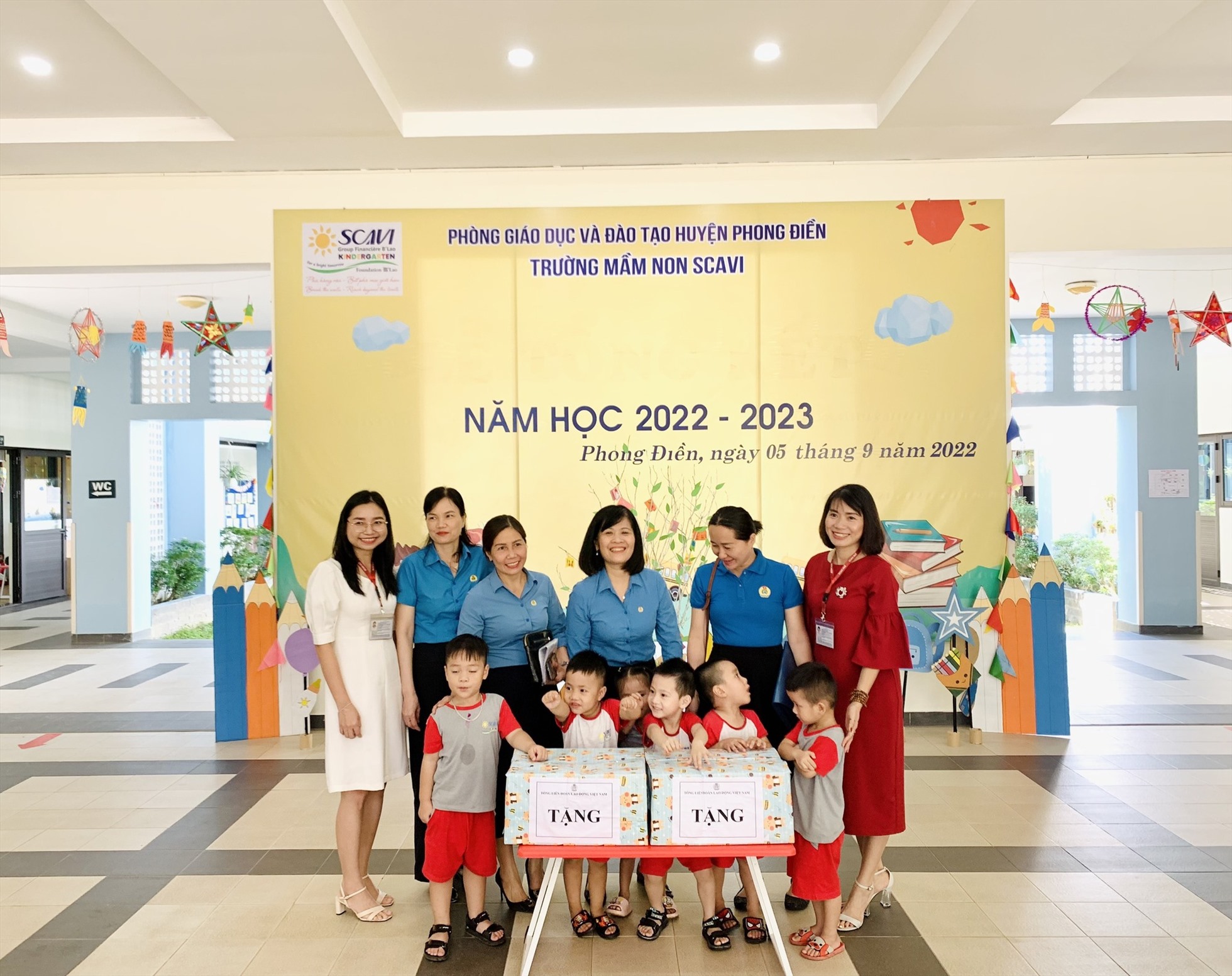 Bà Đỗ Hồng Vân - Quyền Trưởng Ban Nữ công Tổng LĐLĐ Việt Nam cùng đoàn đã đến khảo sát, tham quan lớp học và tặng quà cho các em nhỏ tại Trường mầm non SCAVI (Khu công nghiệp Phong Điền, huyện Phong Điền).