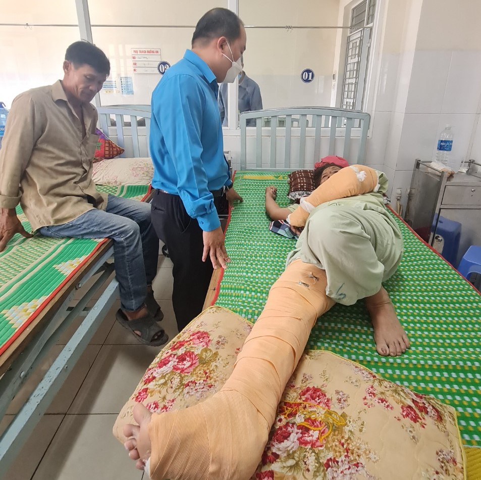 Thăm, trao hỗ trợ các trường hợp bị thương đang điều trị tại Bệnh viện Đa khoa Bình Định