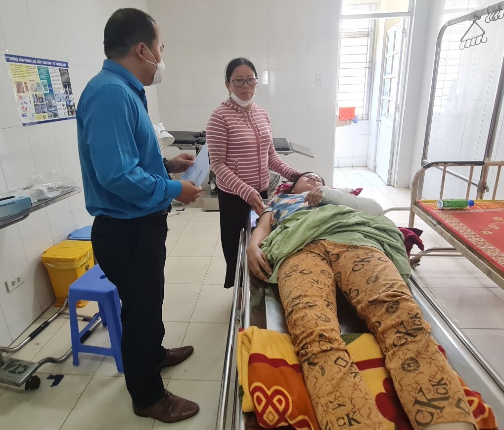 Thăm, trao hỗ trợ các trường hợp bị thương đang điều trị tại Bệnh viện Đa khoa Bình Định
