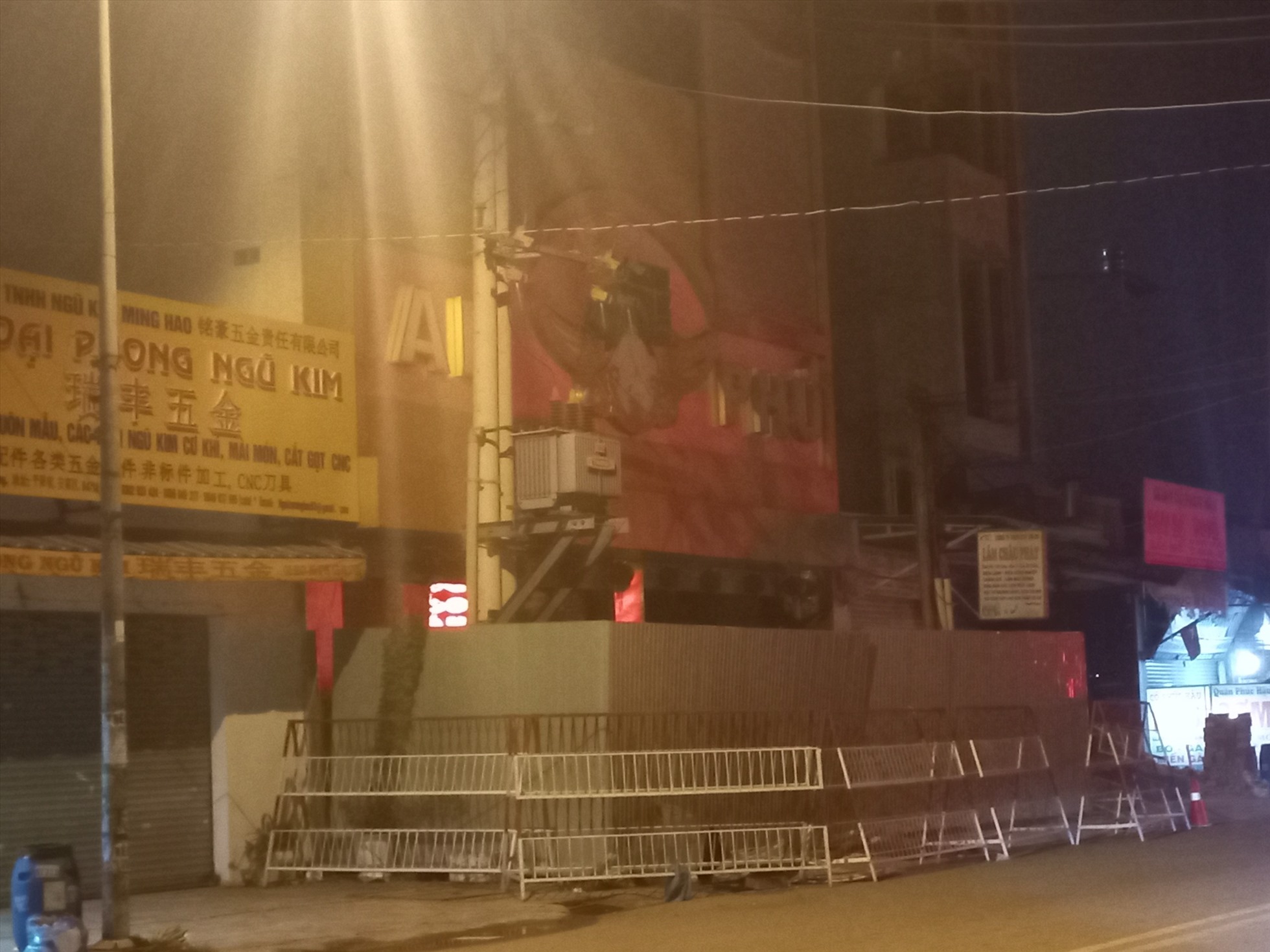 Hiện trường vụ cháy quán karaoke An Phú đêm 16.9. Lực lượng chức năng vẫn đang phong tỏa hiện trường này.