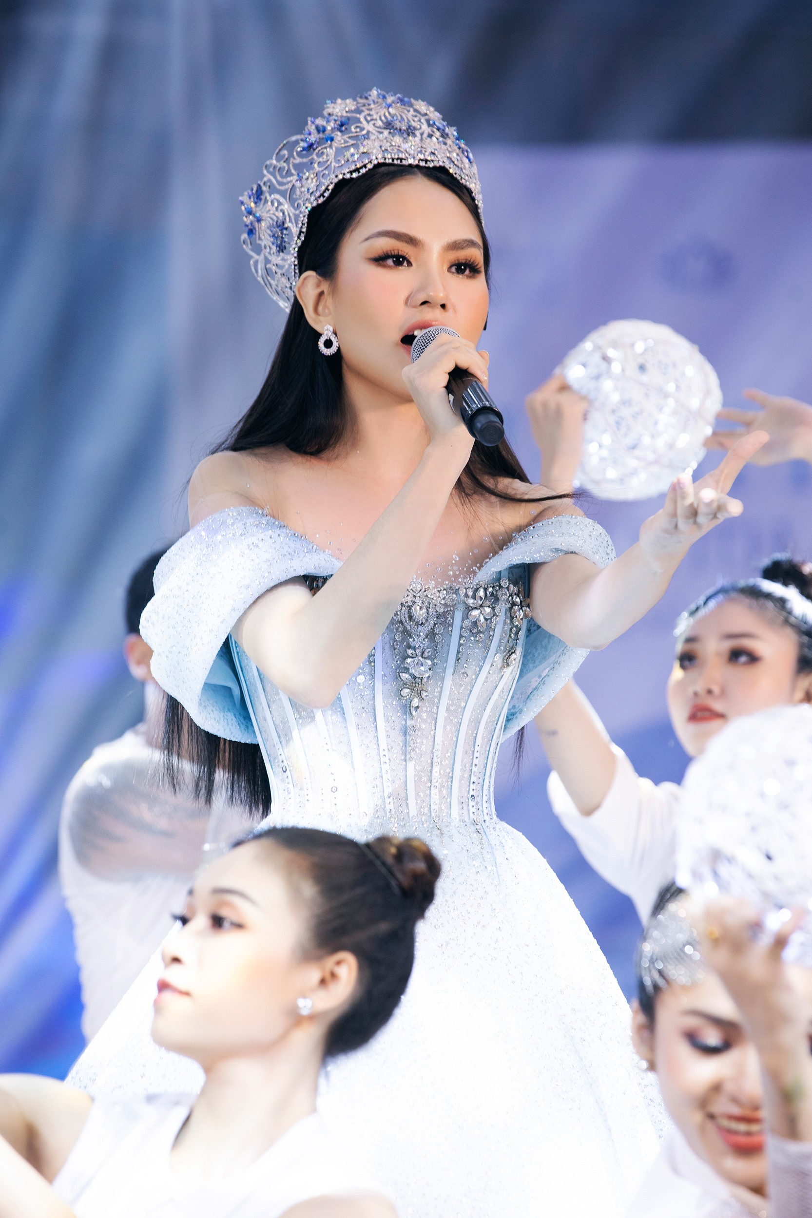 Hoa hậu Mai Phương đấu giá thành công vương miện “Ocean Lotus” với gái 3 tỉ đồng. Ảnh: BTC.