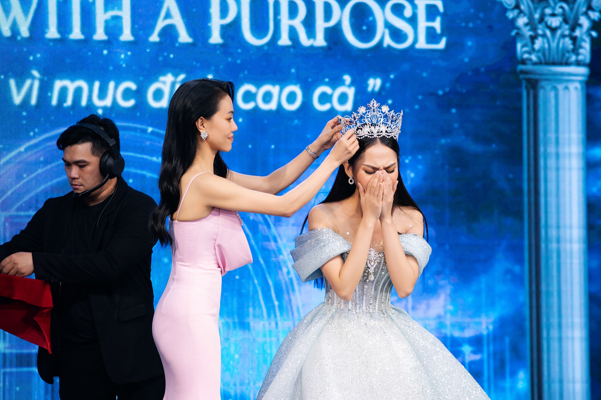 Hoa hậu Mai Phương đấu giá thành công vương miện “Ocean Lotus” với gái 3 tỉ đồng. Ảnh: BTC.