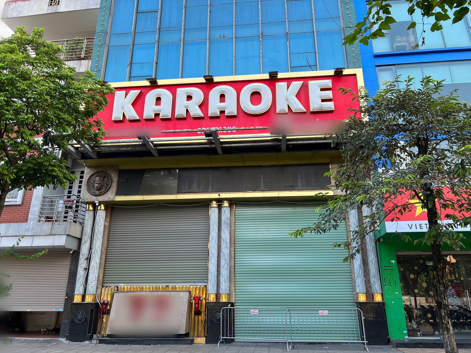 Nhiều quán karaoke trên đường Nguyễn Khang đóng cửa. Ảnh: Nguyễn Thúy.