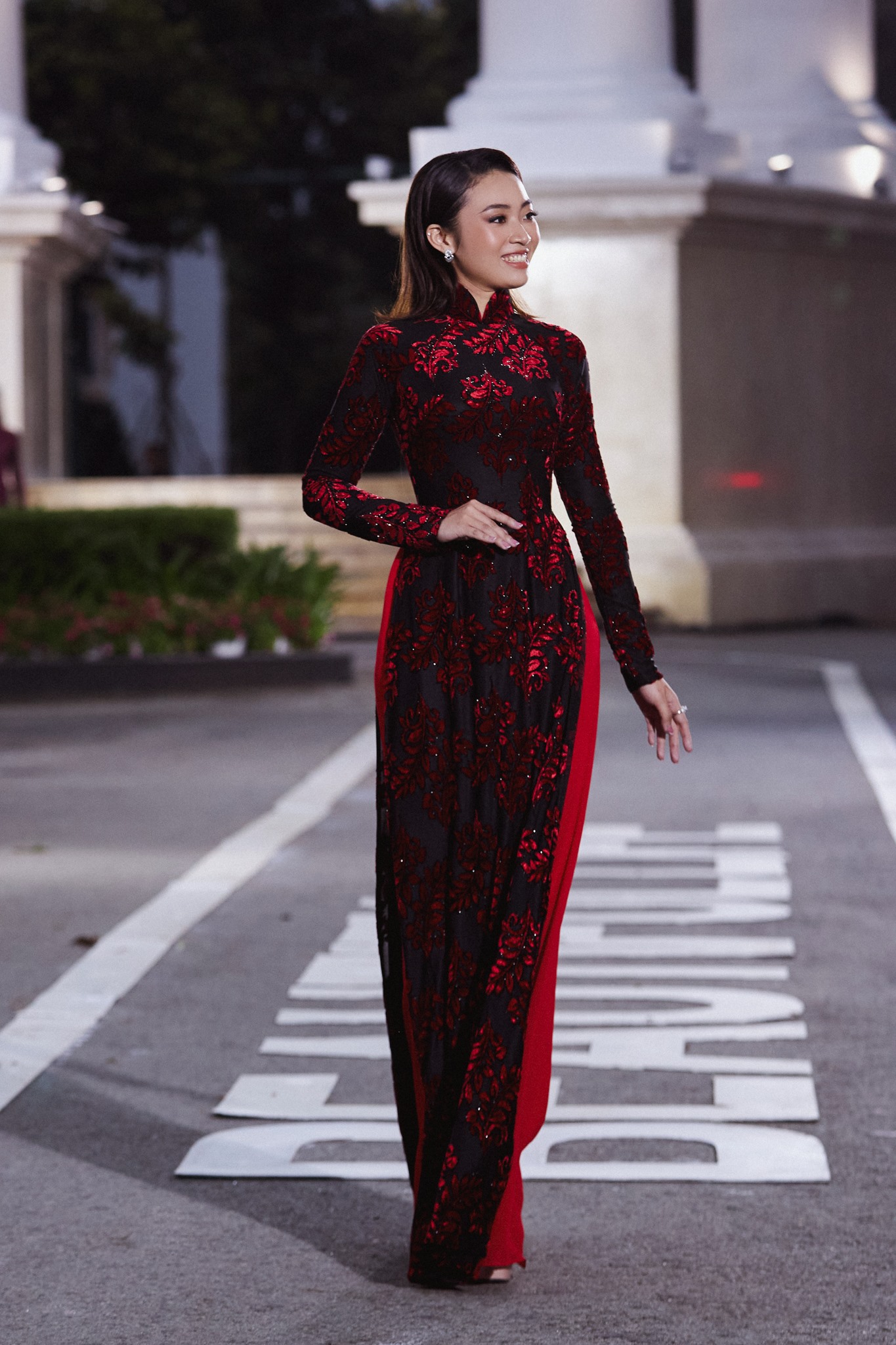 Trong tà áo dài truyền thống của người phụ nữ Việt Nam được cách điệu và sáng tạo bởi NTK Song Toàn, top 25 Hoa khôi Sông Vàm nổi bật với sự dịu dàng và đằm thắm. Ảnh: NSCC.
