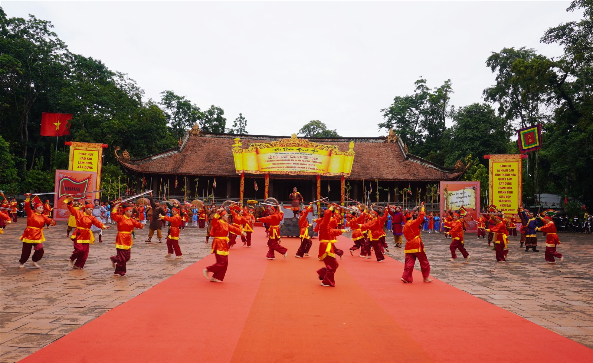 Theo đó vào sáng ngày 17.9, tại Khu di tích Quốc gia đặc biệt Lam Kinh (ở huyện Thọ Xuân, tỉnh Thanh Hóa) đã diễn ra Lễ hội Lam Kinh 2022 và kỷ niệm 10 năm được công nhận là di tích quốc gia đặc biệt. Ảnh: Q.D
