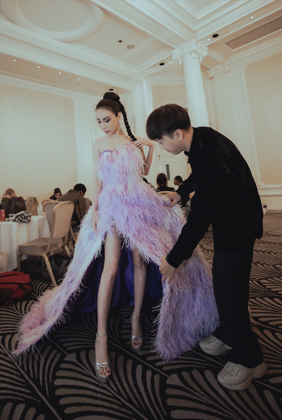 Hoa hậu Hoàng Dung được nhà thiết kế Trần Hùng chăm chút sau hậu trường. Ảnh: Tony Đinh