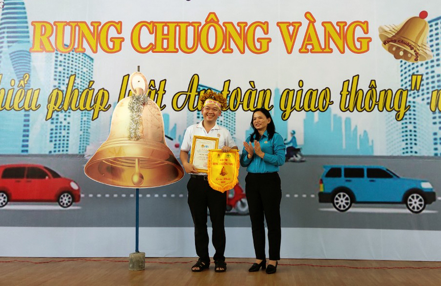 Bà Phan Thị Diễm trao thưởng cho thí sinh đạt giải Nhất.