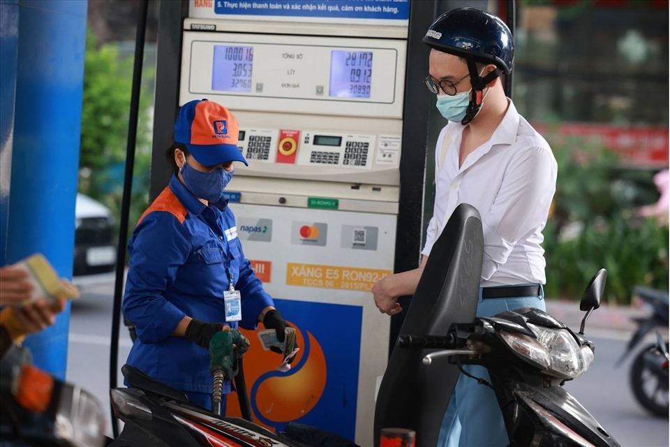Bộ Tài chính đề xuất giảm thuế giá trị gia tăng với xăng dầu. Ảnh: Hải Nguyễn