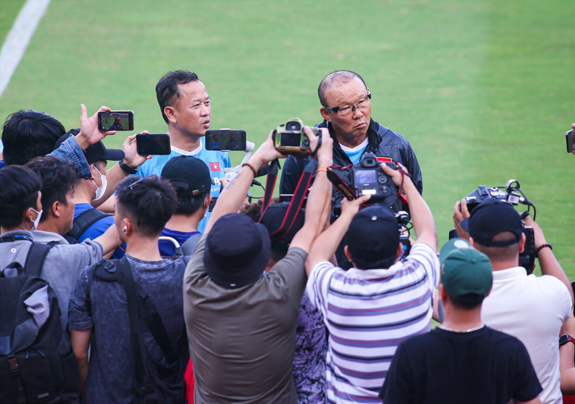 Trước khi bắt đầu buổi tập, huấn luyện viên Park Hang-seo đã có những chia sẻ với truyền thông về tình hình lực lượng cũng như mục tiêu của đội. Chiến lược gia người Hàn Quốc đặt mục tiêu giành chiến thắng trong cả 2 trận trước Singapore và Ấn Độ.