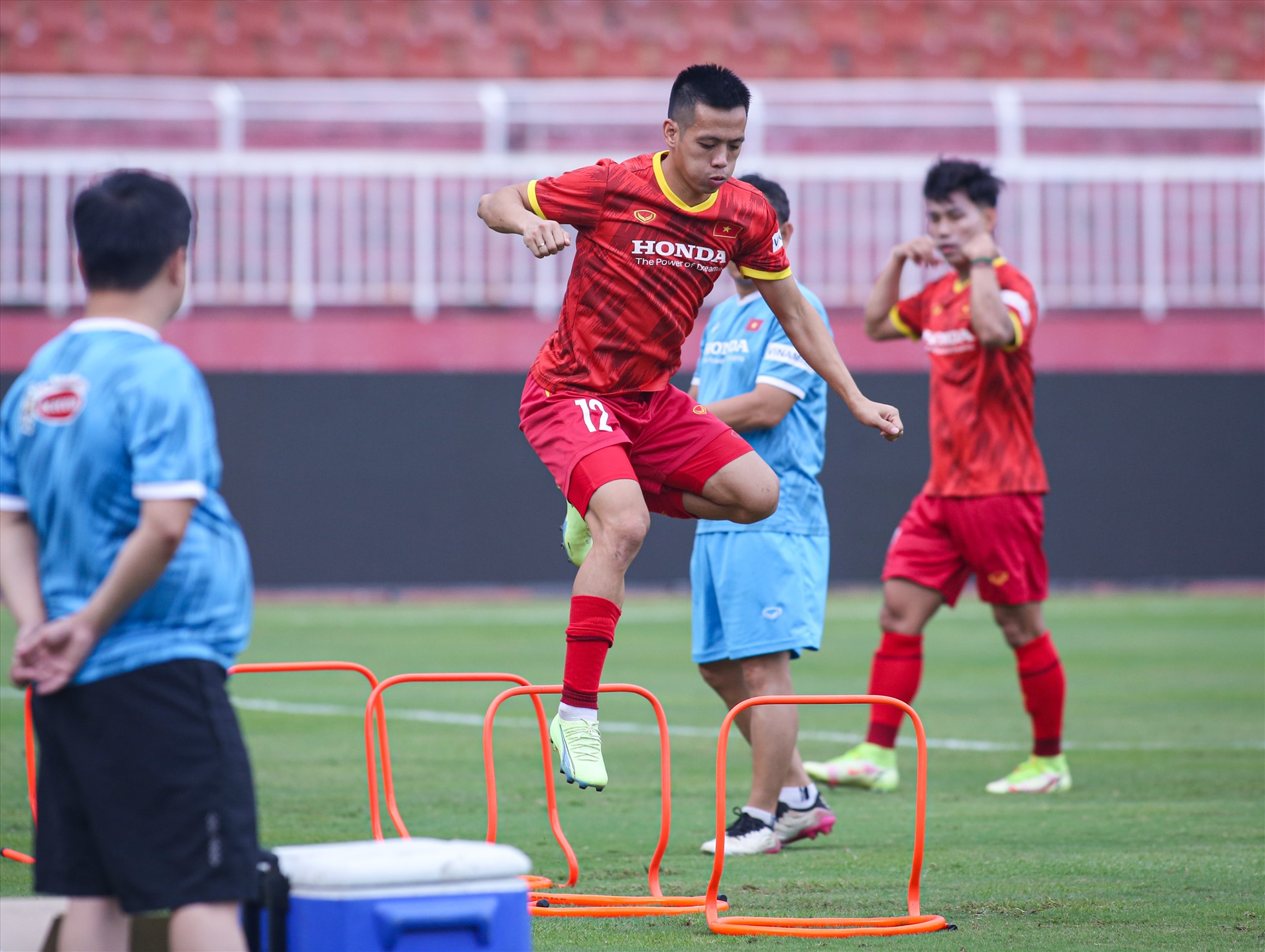 Tiện vệ Nguyễn Văn Quyết tích cực tập luyện khi được gọi tập trung đội tuyển trở lại sau 2 năm.