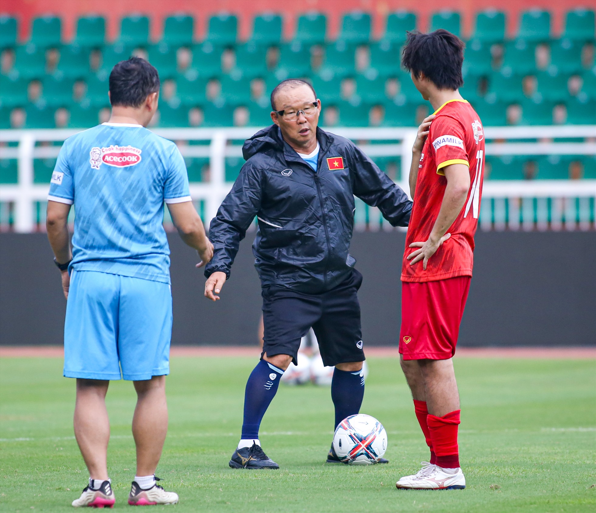 Sau khi trả lời phỏng vấn, huấn luyện viên Park Hang-seo dành nhiều thời gian để trao đổi riêng với Tuấn Anh.