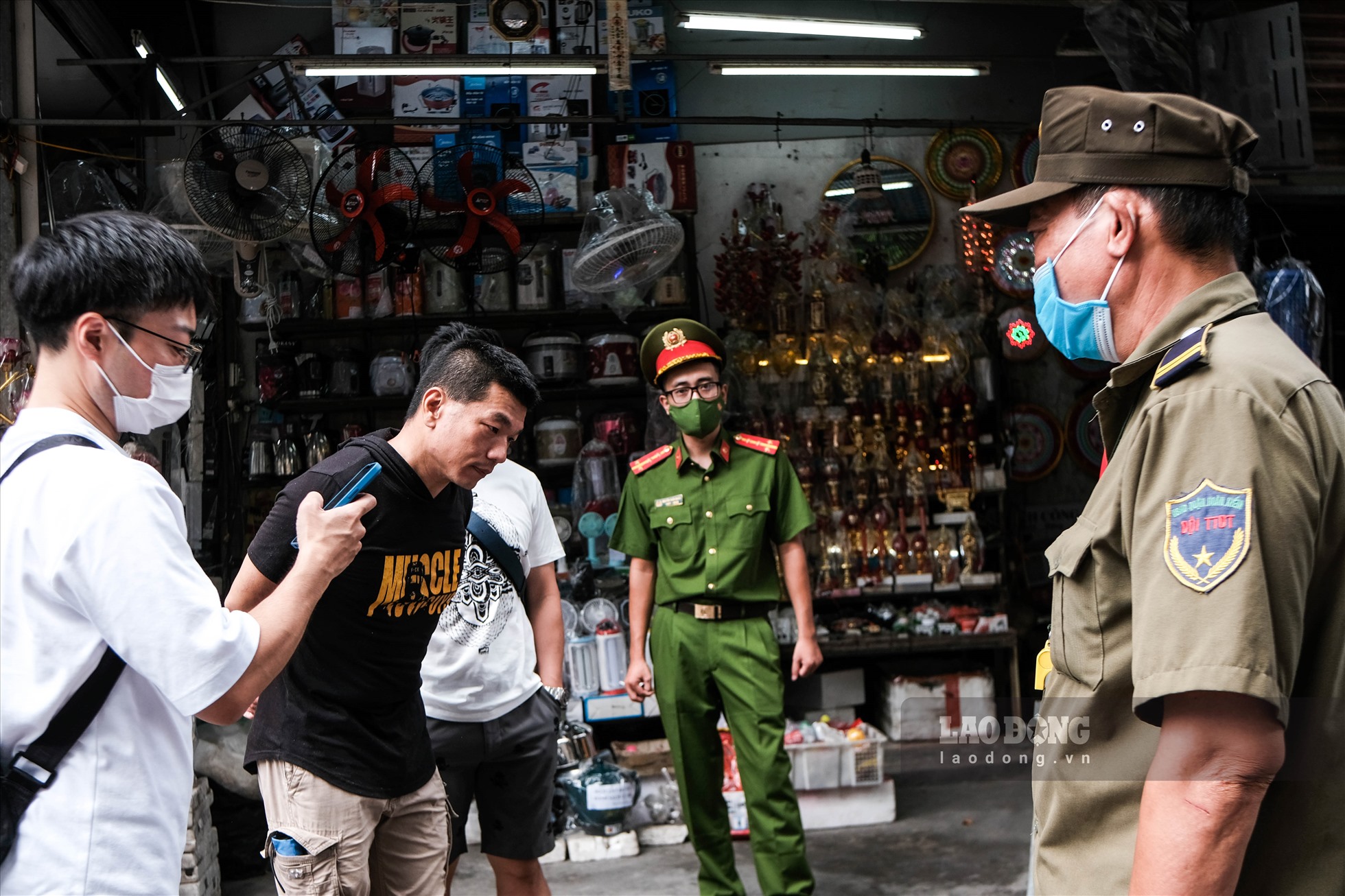 Theo ghi nhận của phóng viên, hai ngày sau khi phố đường tàu Phùng Hưng đóng cửa, tại đây vẫn xuất hiện nhiều khách du lịch không nắm được tình hình nên vẫn đến đây với hi vọng được chụp ảnh check – in với nơi này.