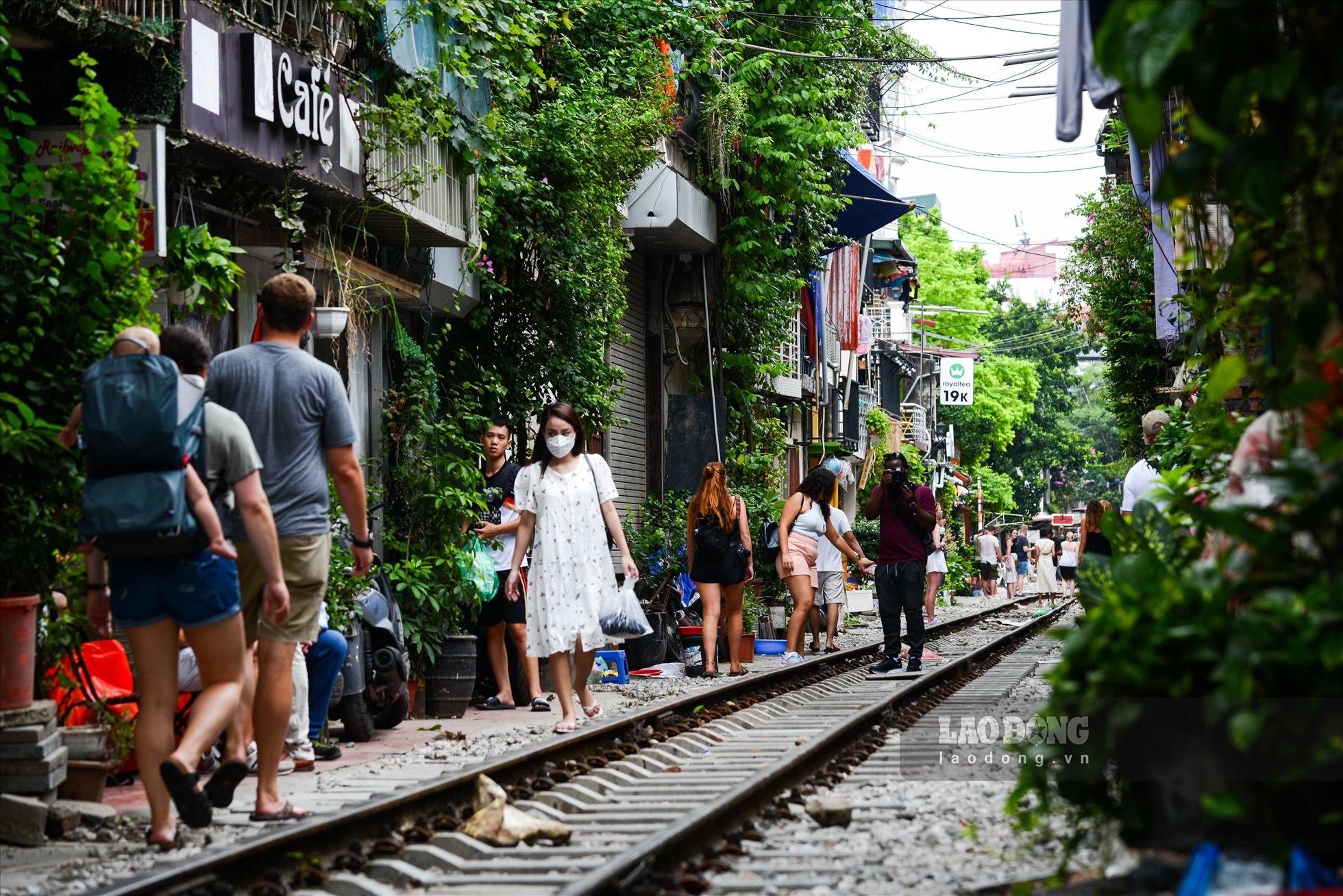 Đặc biệt, nhiều du khách vì không thể vào được phố đường tàu Phùng Hưng, đã đổ xô sang phía đường tàu Điện Biên Phủ để check – in, chụp ảnh khiến nơi đây trở nên đông đúc.