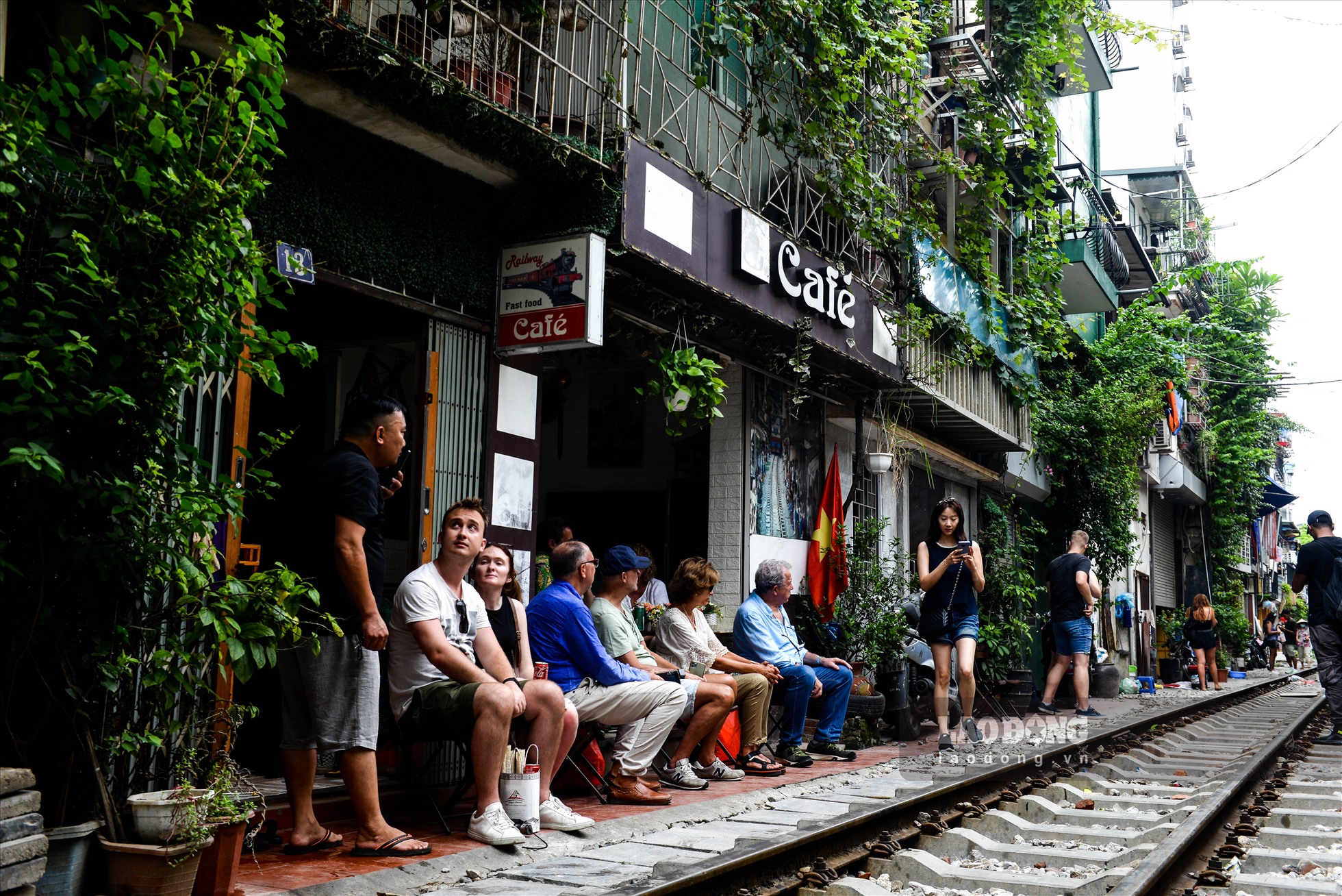Quán café trên phố đường tàu Điện Biên Phủ bỗng “ăn nên làm ra” bởi lượng khách đột biến từ cuối tuần.