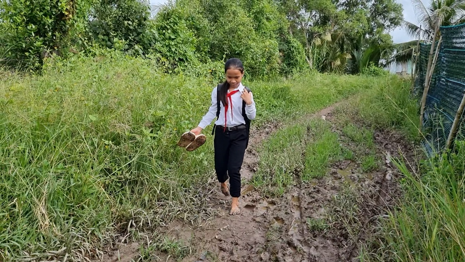 Con đường đến trường của em Sơn Thanh Xuân hơn 7 km phải qua nhiều chặng đường
