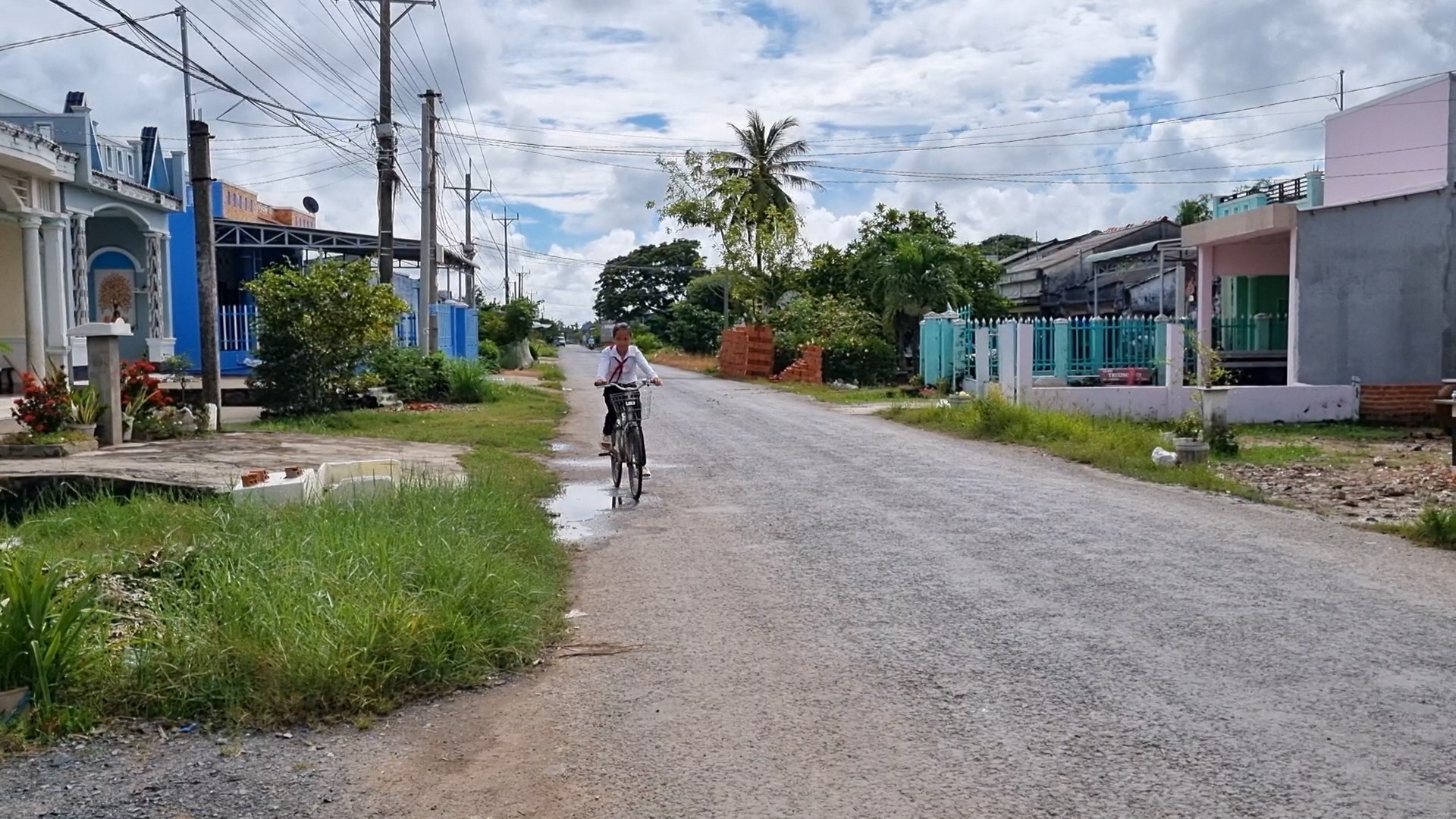 Em Sơn Thanh Xuân đạp xe hơn 6km và còn phải lội bộ đường đất hơn 1,4 km mỗi bận