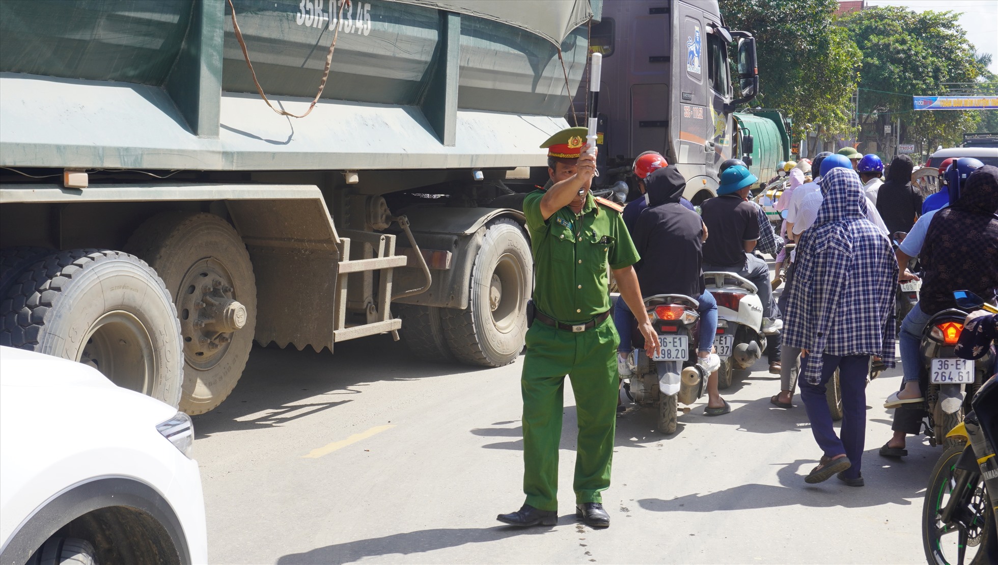 Do lượng người tập trung rất đông, nên lực lượng chức năng đã phải căng mình điều tiết giao thông sau mỗi trận đấu. Ảnh: Q.D