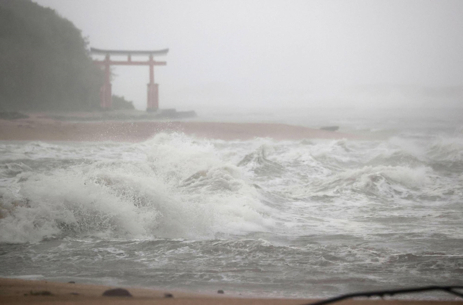 Sóng cao ập vào thành phố Miyazaki sáng 18.9 khi bão Nanmadol chuẩn bị đổ bộ. Ảnh: Kyodo/AFP