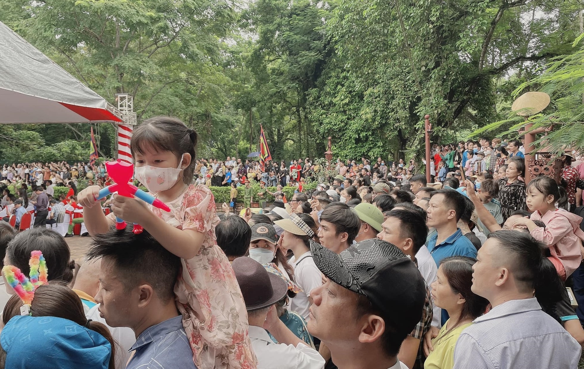 Hàng chục ngàn người nô nức tham gia lễ hội. Ảnh: FB Lê Luyến