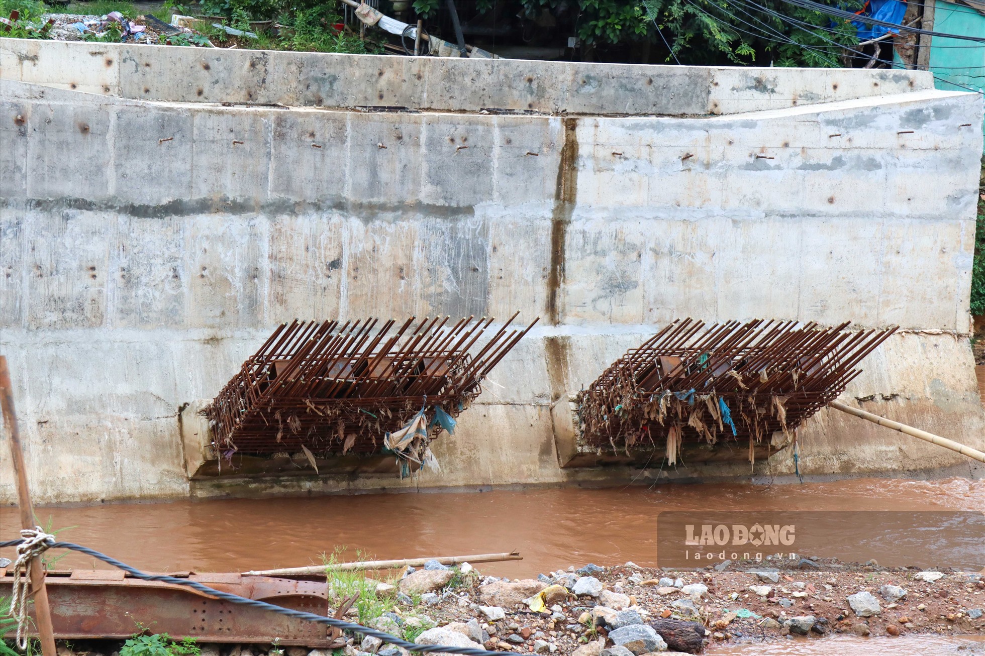 4 mố cầu được xây lên đến nay cũng đã chuyển thành màu vàng, rác thải bám lại mỗi khi nước suối dâng.