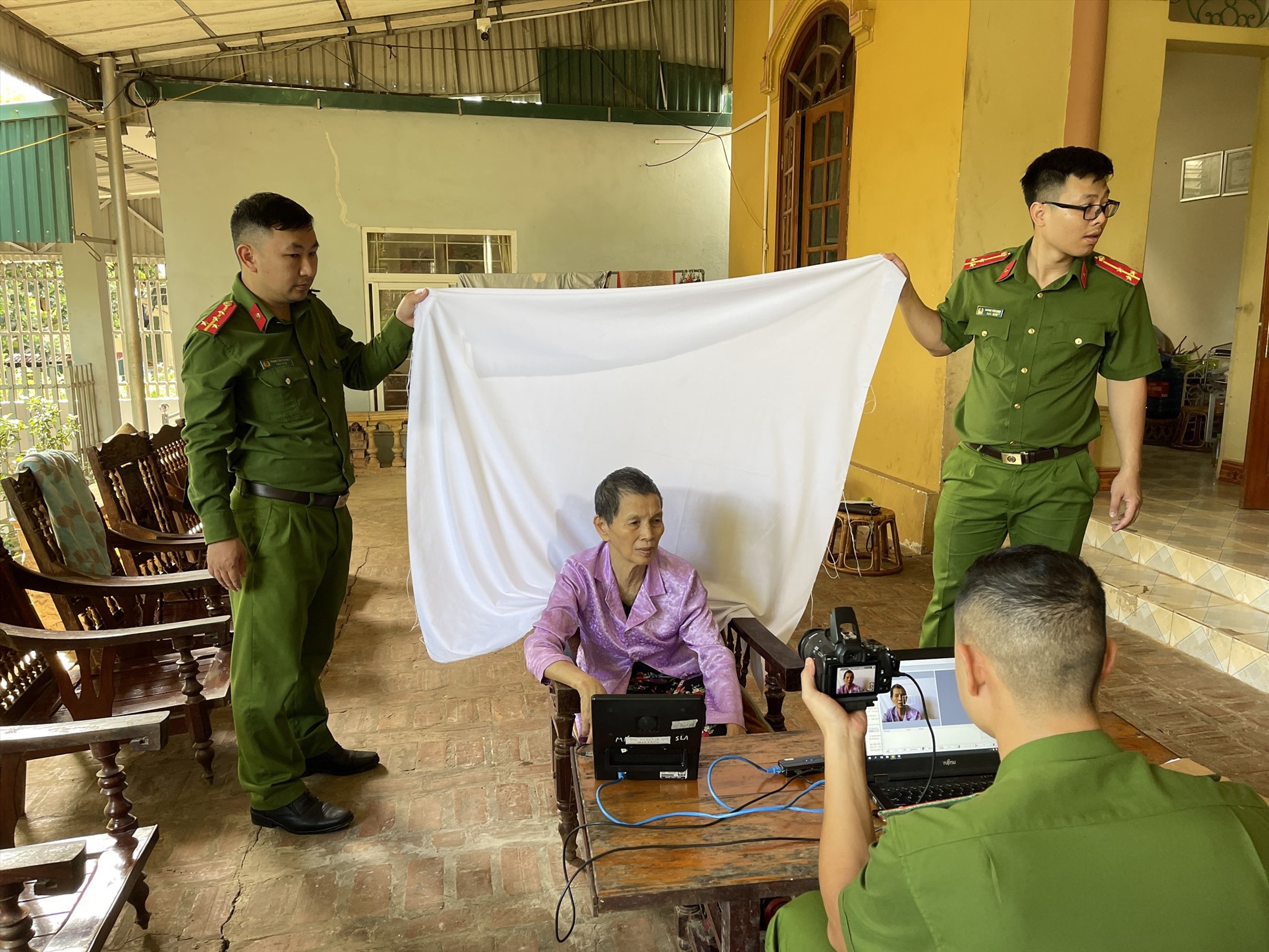 Không kể ngày nghỉ, ngày cuối tuần, lực lượng Công an TP.Sơn La vẫn tiến hành cấp CCCD cho công dân.