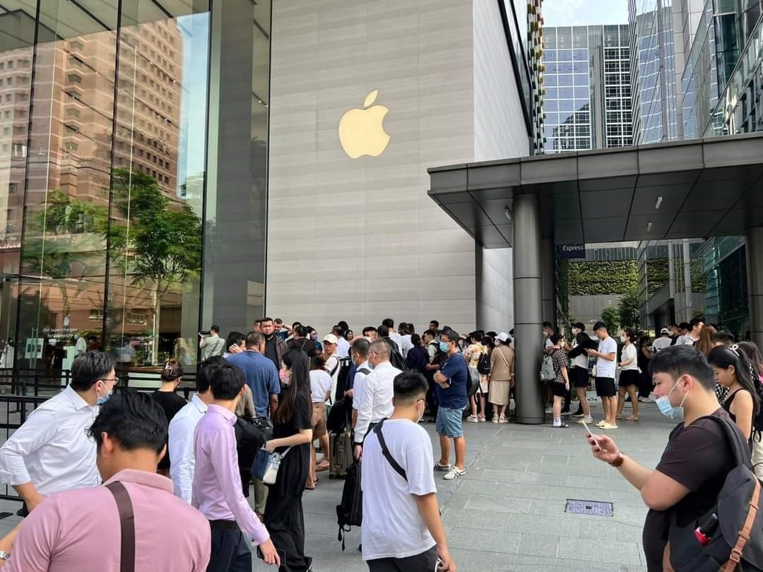 Trước năm 2020, nhiều cửa hàng, shop chuyên bán iPhone xách tay cứ tới mùa iPhone mới lại thuê người hoặc cử người sang Singapore, Hong Kong để “rinh hàng sớm” về bán. Ảnh minh họa: Lam Thanh