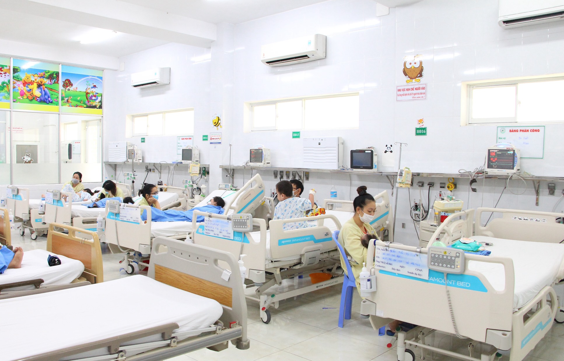 Chăm sóc bệnh nhân tại bệnh viện nhi đồng Đồng Nai. Ảnh: Hà Anh Chiến