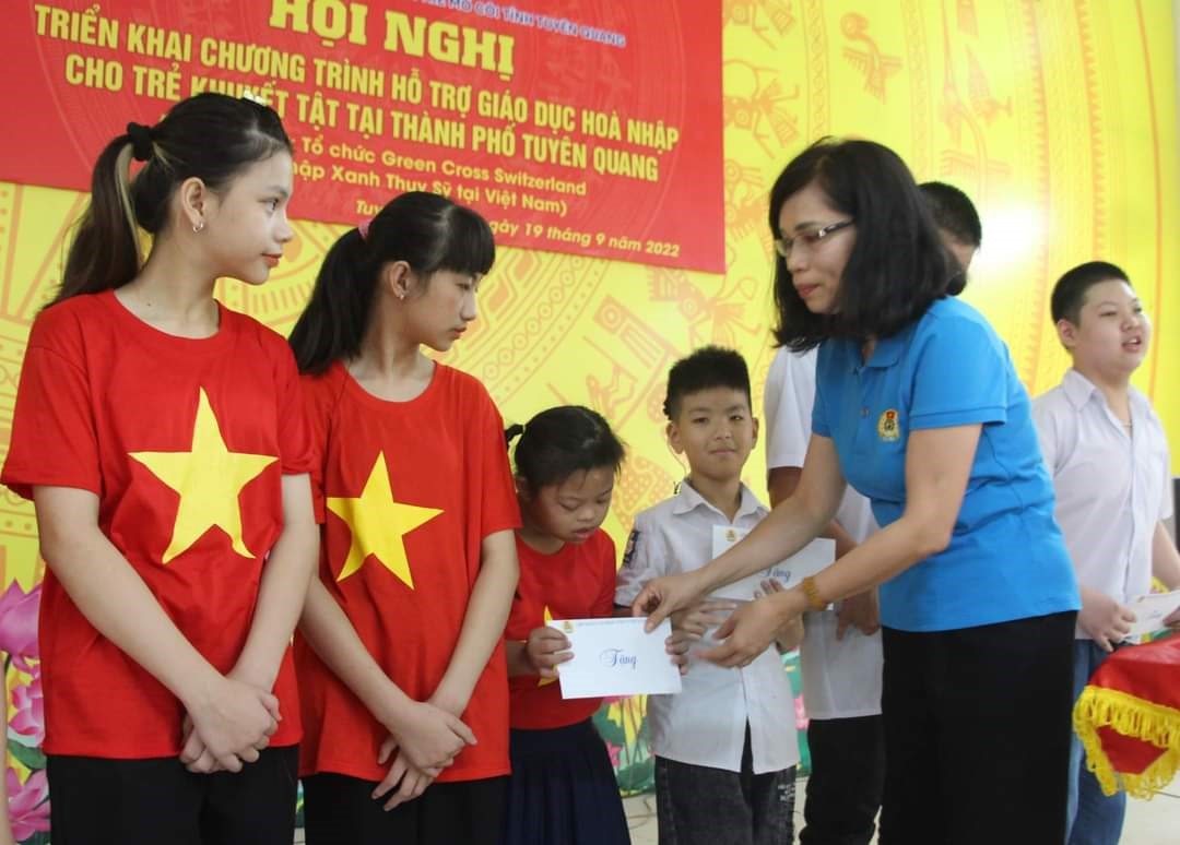 Chủ tịch LĐLĐ tỉnh Tuyên Quang trao quà cho các học sinh có hoàn cảnh khó khăn.