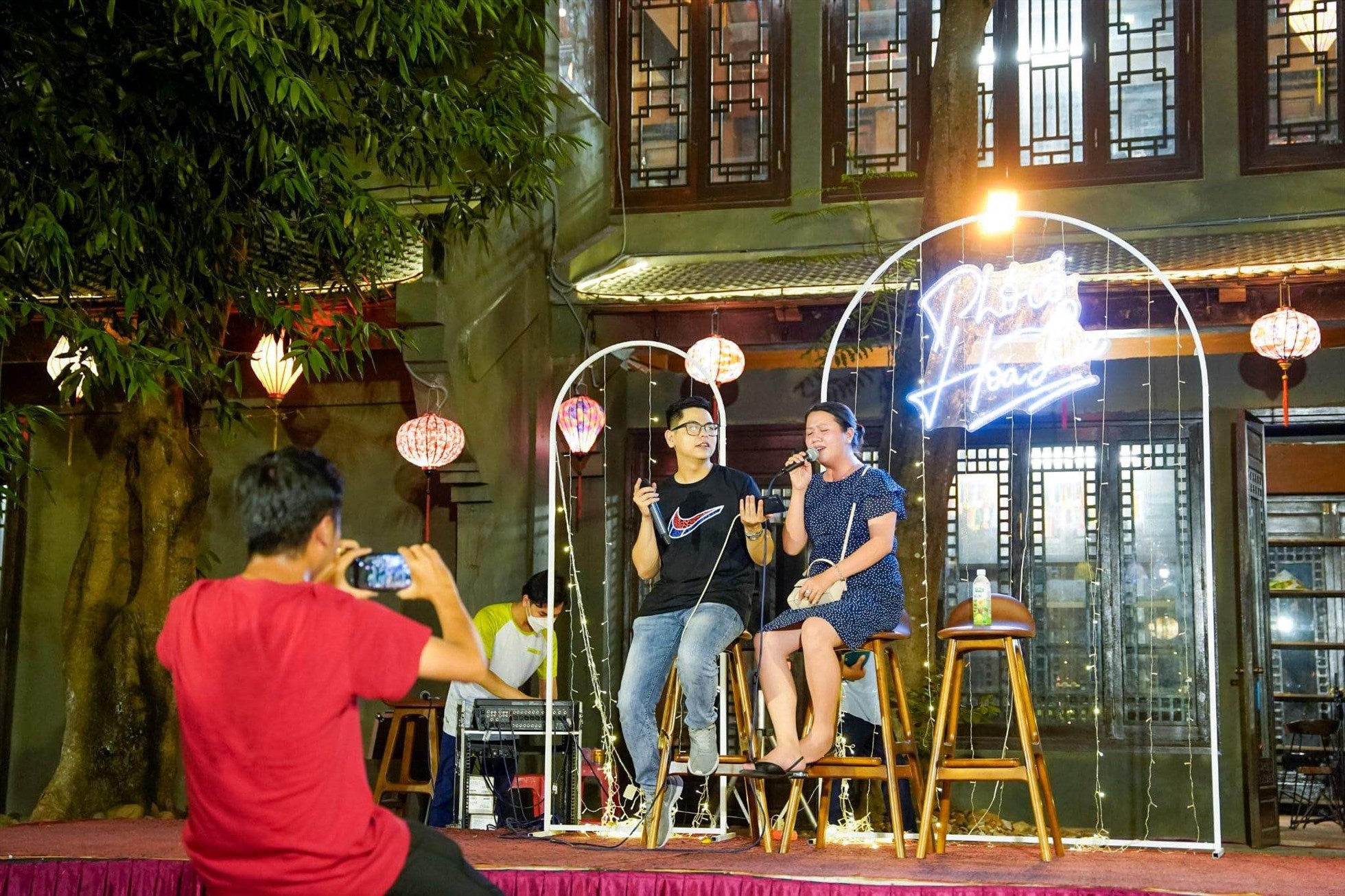 In addition to the food stalls, many neighborhoods also have music shows