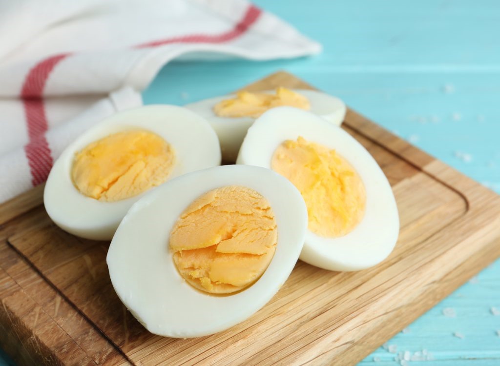 Trứng luộc là món ăn nhẹ giàu protein, hỗ trợ giảm cân nhanh chóng. Ảnh: Eatthis